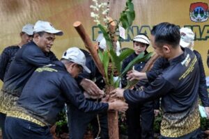 Wali Kota Fairid Naparin Tanam Anggrek Bersama Peserta Apeksi Regional Kalimantan di Palangka Raya