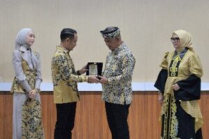 Wali Kota Palangka Raya dan Wali Kota Tarakan Tukar Cendera Mata di Malam Keakraban Muskomwil V Apeksi