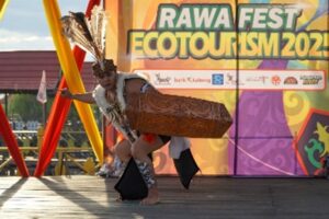 Semangat Pejuang Dayak Hadir di Rawa Fest 2025 Lewat Tari Kinyah Mandau Tunggal