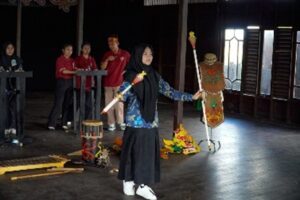 Rawa Fest 2025 Hidupkan Warisan Seni Lewat Tari Giring-Giring di Palangka Raya