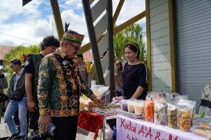 Asisten Ekbang Kalteng Apresiasi Produk IKM Lokal di Rawa Fest Ecotourism 2025